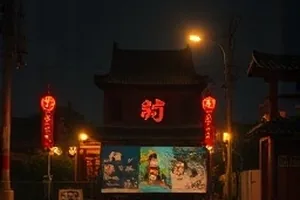 铁轨尽头：荒废铁轨延伸至地平线与远处的信号旗
